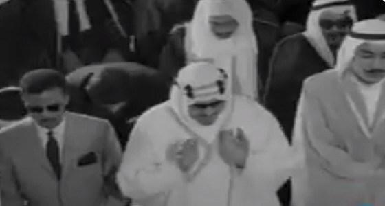فيديو نادر للملك سعود يصلي في أحد مساجد اليونان برفقة 3 من أبنائه (اسماءهم)