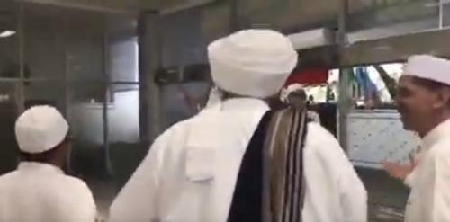 شاهد.. الصوفيون يستقبلون زعيمهم الحبيب بن علي الجفري بنشيد طلع البدر علينا