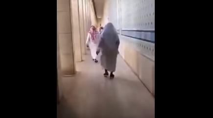 أفعى تقتحم مجمع مطبعة المصحف الشريف بالمدينة وتلدغ موظف ( فيديو)
