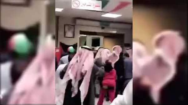 بالفيديو: مضاربة عنيفة بين مجموعة من النساء في مستشفى شهير بالكويت.. ومصدر يكشف الملابسات