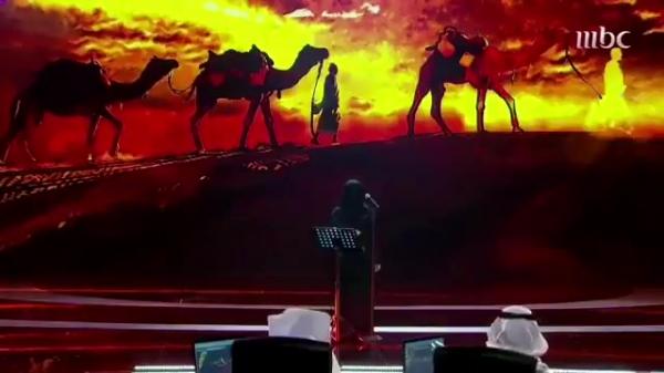 موقف مؤثر للشاعرة السعودية بشاير المقبل تفتخر بأخيها من على المسرح، والأخير يذرف الدموع.. شاهد