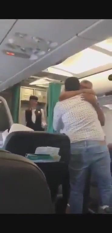 كابتن طيار سعودي يتفاجأ بأبناءه على متن آخر رحله له قبل تقاعده (شاهد)