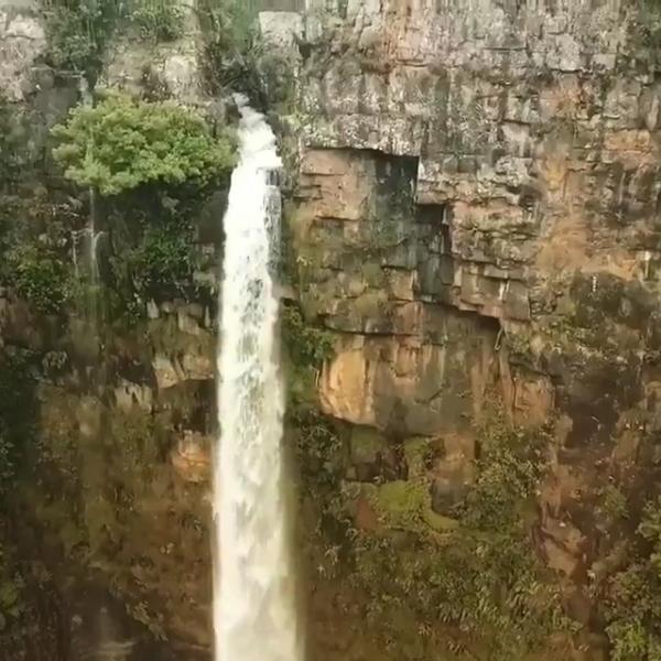 بالفيديو: من أجمل شلالات العالم.. هكذا يبدو شلال Lone Creek Falls الذي يقع شمال دولة «جنوب أفريقيا»