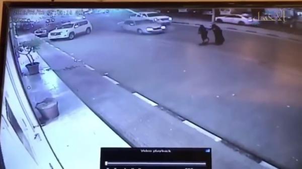 سعودية تتعرض لحادث مروع في شارع النزهة بالأحساء (فيديو)