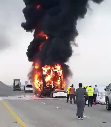 السعودية: وفاة وإصابة 4 في حادث تصادم بجسر الملك فهد (فيديو)
