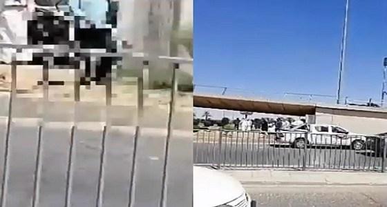 بالفيديو.. قائد مركبة يفقد السيطرة على سيارته ويدخل في كوبري بالرياض