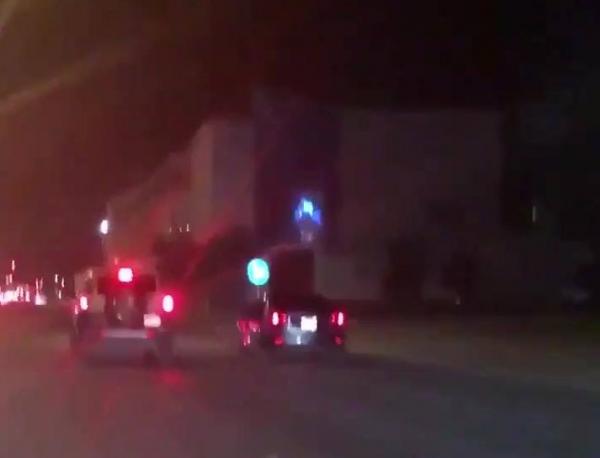 إعلامية سعودية توثق مشهد تهور سائقين بالرياض كاد أن يتسبب في كارثة (فيديو)