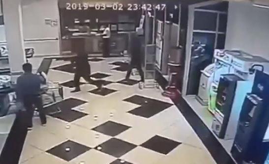 سطو مسلح بالسواطير على مركز تجاري شهير في الإمارات (فيديو)