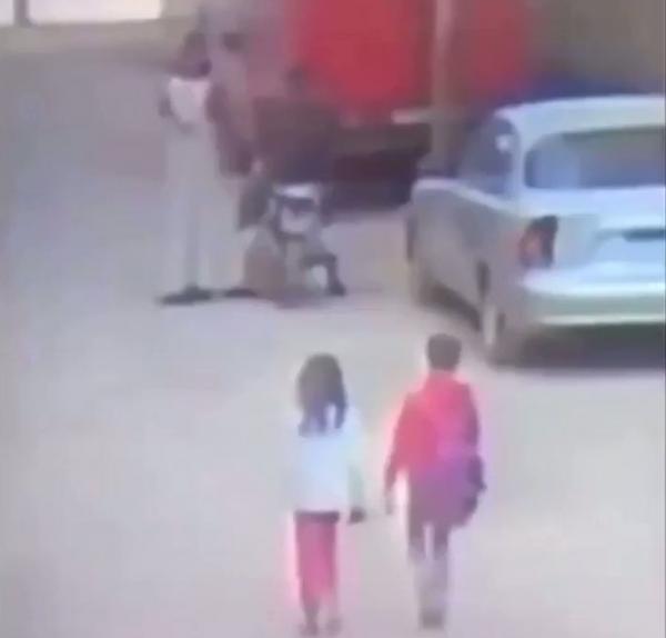 كاميرا مراقبة توثق لحظة هروب فتاة من خاطفها في صعيد مصر (فيديو)