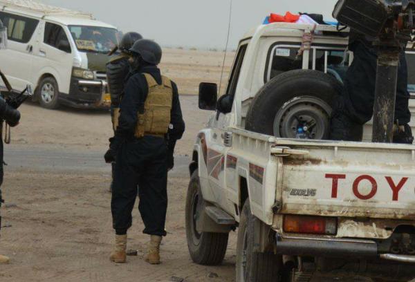 جنود في الحزام الأمني يغلقون طريقًا رئيسيًا في زنجبار إحتجاجًا على تأخير مرتباتهم