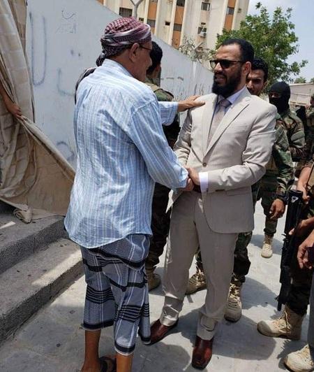 بعد فشله في احتواء المشكلة.. هاني بن بريك يهدد بقمع الإحتجاجات الشعبية في عدن ويتهم الإصلاح بالوقوف خلفها