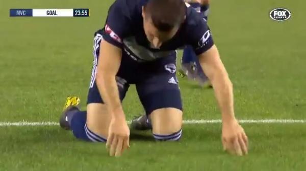 شاهد فيديو.. لاعب نيوزلاندي يسجل هدفاً في الدوري الأسترالي ويحتفل بطريقة السجود مثل المسلمين .. وهذا ما قاله!