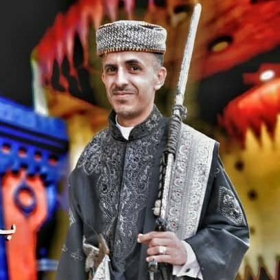 عريس يمني بصعاء يخالف الجميع ويحتفل بزواجه مع عروسه في مخيم للنازحين