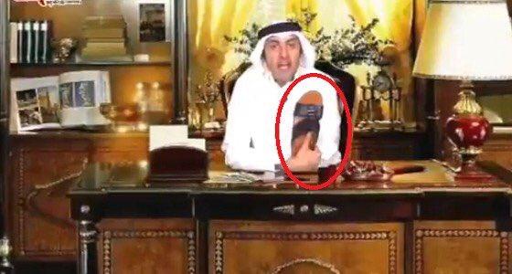 شاهد.. إعلامي إماراتي يقبل حذاء على الهواء مباشرة