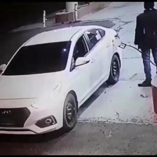 سعوديون يعتدون على عامل محطة بنزين بالطعن والسلب (شاهد فيديو)