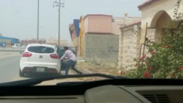 شاهد فيديو.. لحظة سلب مواطن سعودي في جدة بالسعودية