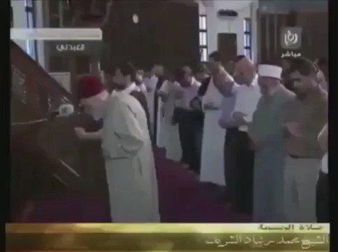 فيديو جميل لـ رجل عمره تجاوز الـ ٩٠ عاماً ويؤم بالمصلين متكئاً على عصاه ..والمفاجأة !