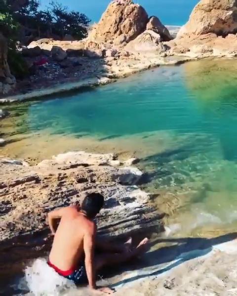 رحالة كويتي يصف اليمن بأرض العجائب ويكشف عن مسبح في اليمن يطل على بحر العرب لا يوجد بأي مكان بالعالم (فيديو)