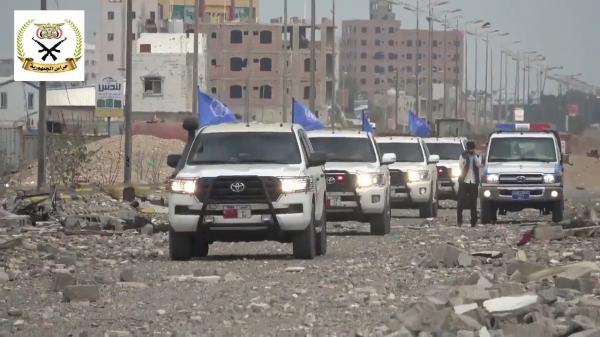 شاهد فيديو.. الحوثيون يخوضون معركة في مدينة الحديدة امام مرأى ومسمع رئيس لجنة المراقبين لوسيغارد