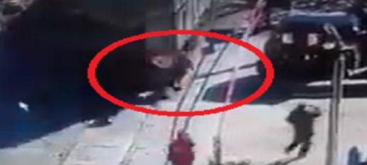قطار يدهس فتاة في مصر ويشطرها إلى نصفين (فيديو)