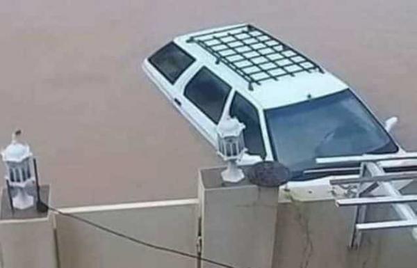 سائق هايلكس يضحي بسيارته ويقتحم السيول لإنقاذ شخصين.. شاهد ماذا حدث!
