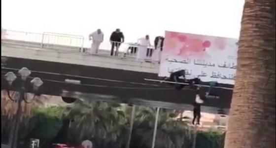 فيديو يظهر لحظة محاولة شاب للإنتحار من أعلى كوبري بالطائف