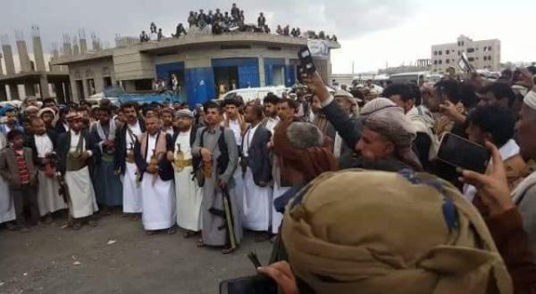 شاهد بالفيديو: أبو علي الحاكم والشيخ مجاهد القهالي وجها لوجها بصنعاء وماذا طلب القهالي واحدث ضجة حول مقتل الشيخ السكني