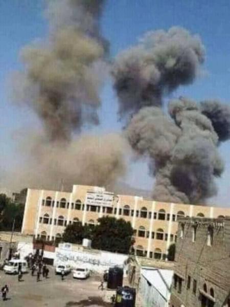 فيديو يثبت حقيقة الانفجار الذي وقع في حي سكني بصنعاء واسفر عن مقتل وجرح العشرات من الطالبات والمدنيين (الورشة قرحت)