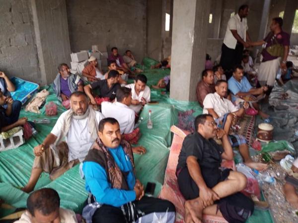 قبليو ردفان يقطعون الطريق العام ويحتشدون في عدن على خلفية مقتل التاجر جرجور