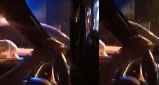 فيديو صادم.. رجل مرور يغازل فتاة عبر مكبر صوت سيارة الدورية في هذه الدولة الخليجية