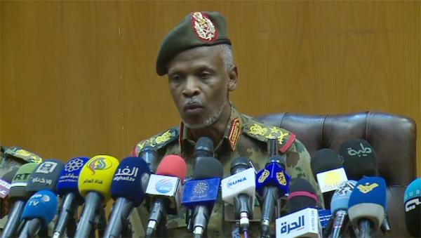 «نحن أبناء سوار الذهب».. الحكام العسكريون بالسودان يتحدثون عن الفساد والاعتقالات ومصير البشير