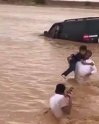 مجموعة شباب سعوديون ينقذون عائلة بعد أن جرفت السيول مركبتهم في شعيب الطوقي بـ الرياض (شاهد)