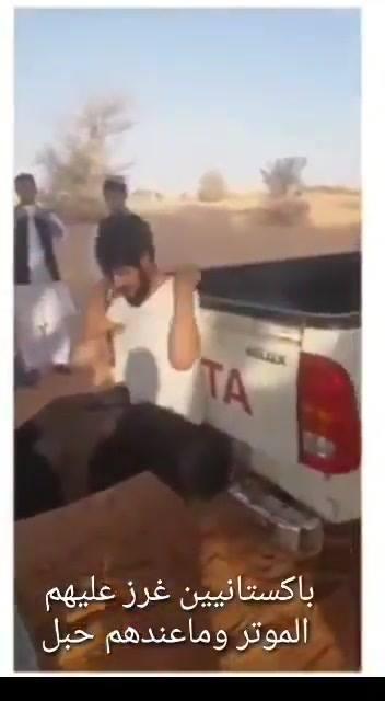 باكستانيين غرزت عليهم السيارة وما عندهم حبل .. شوفوا وش سووا  (يخوف)