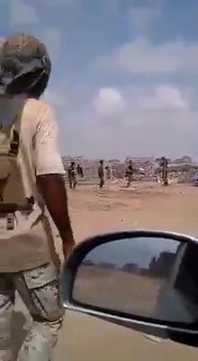 مواطن في عدن يصور لحظة نهب أرضه من قبل مسلحين عسكريين.. ويمنعونه من التصوير ويهددونه 