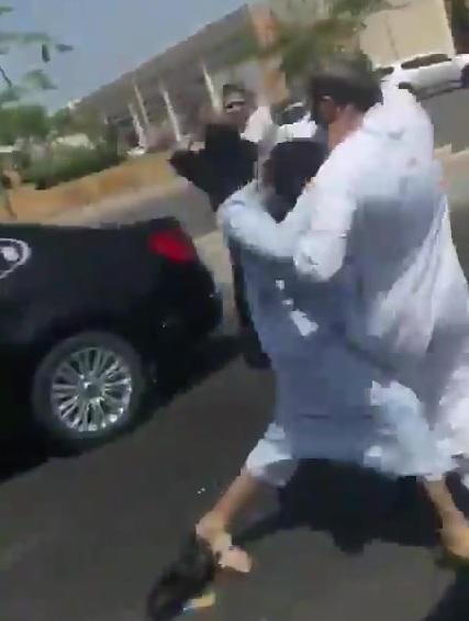 مقطع فيديو يظهر مضاربه عنيفة بين رجل مسن وامرأته مع شابين في أحد شوارع جدة السعودية (تفاصيل)