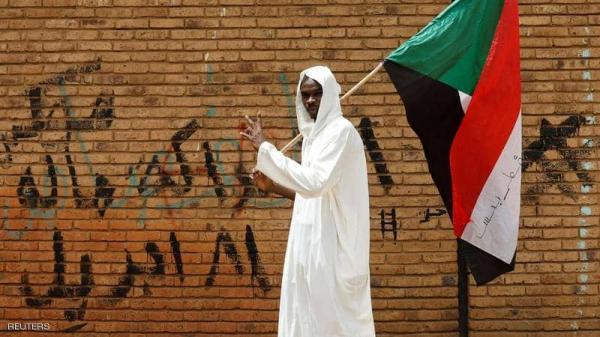 السودانيون يواصلون اعتصامهم خارج مقر وزارة الدفاع بالخرطوم