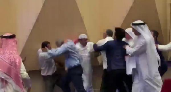 مضاربة عنيفة بين مصري وبحرينيين في اجتماع عام (فيديو)