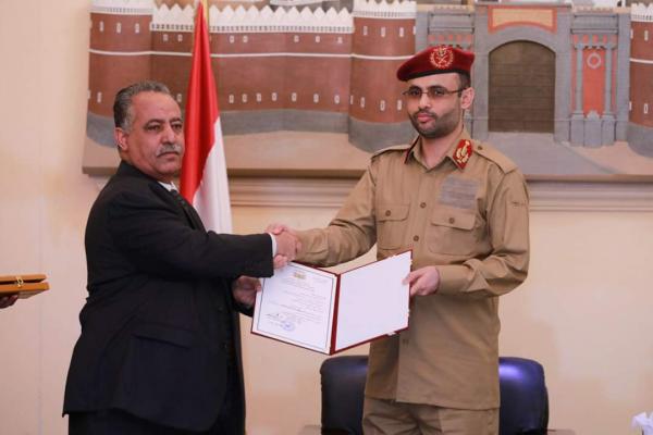 بالصور: رئيس مجلس نواب صنعاء الراعي يقلد المشاط رتبة المشير