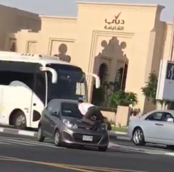 رجل يلقي بنفسه أمام سيارة امرأة في دولة خليجية .. والشرطة تكشف التفاصيل ! (فيديو)