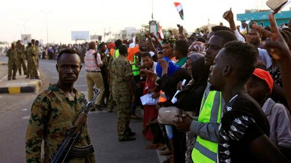 تطور خطير للأحداث في السودان.. ضباط يهددون بحمل السلاح إذ لم تنفذ مطالب الثورة