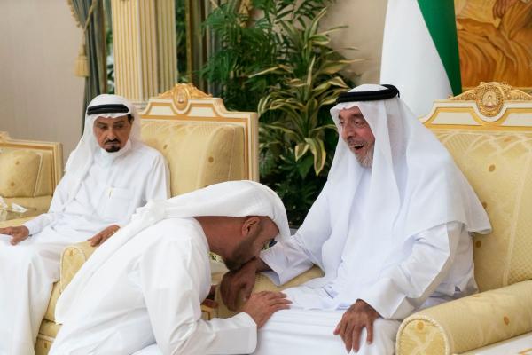 ظهور جديد لرئيس الإمارات ومحمد بن زايد يقبل يده ويجلس عند ركبته