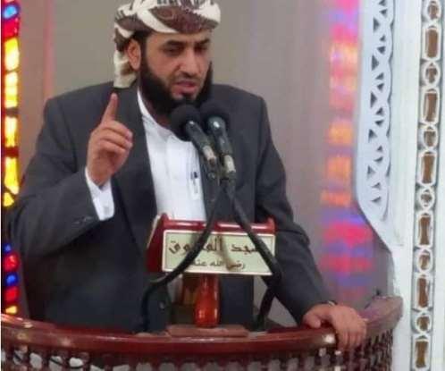 قيادي حوثي يقتحم مسجد ويعتدي على إمام جامع سلفي بسبب (معاوية)