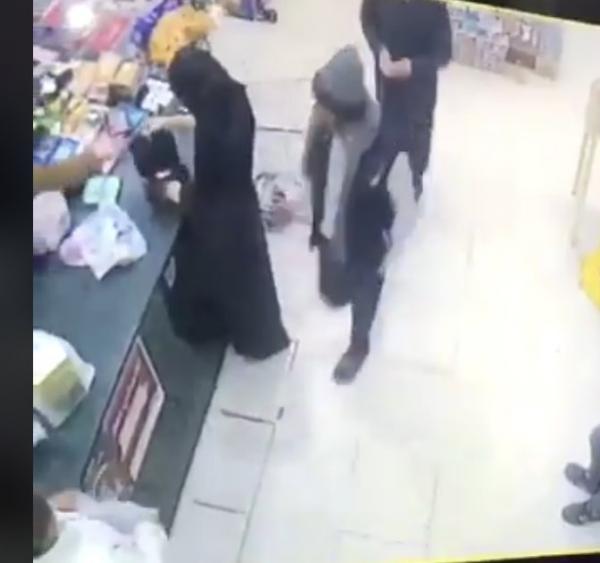 واقعة تحرش جديدة بحق امرأة سعودية داخل أحد البقالات بتبوك (شاهد)