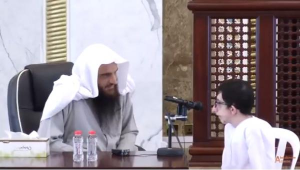 هذا الشاب فاجئ الشيخ واذهله بتلاوته .. فلم يكن يتوقع منه ذلك ابدا (فيديو)