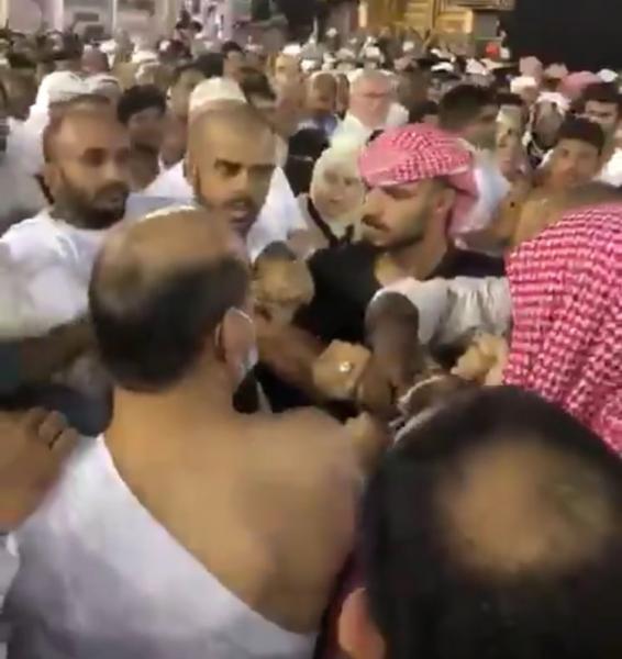 فيديو القبض على معتمر حاول فتح «مقام إبراهيم» باستخدام «مفك»