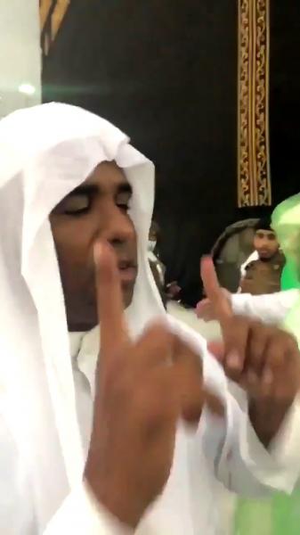 شاهد فيديو .. اللاعب البرازيلي سيرجيو ريكارد في الحرم المكي الشريف بعد إعلان دخوله الإسلام