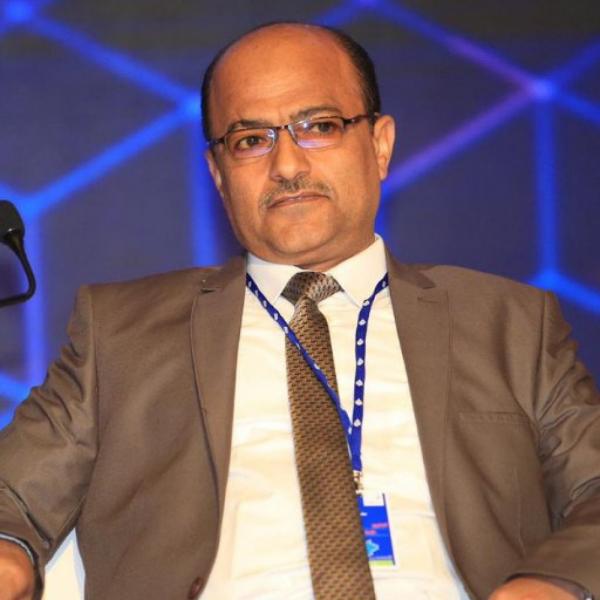 سياسي يمني: الشرعية تندفع إلى الاستسلام باسم السلام