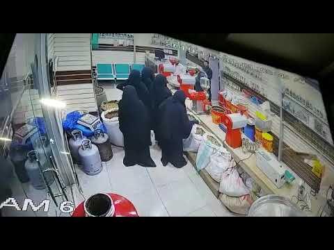 كاميرا مراقبة ترصد عصابة نسائية تسرق محل بصنعاء (فيديو)