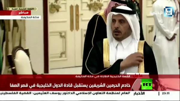 شاهد بالفيديو.. لحظة استقبال الملك سلمان لرئيس الوزراء القطري في مكة المكرمة