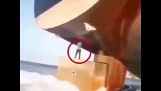 فيديو هام يُنشر للمرة الأولى للعملاء ايران لحظة لصق العبوات الناسفة على الناقلات قبالة سواحل الفجيرة الإماراتي